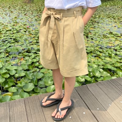 two tuck strap wide short pants